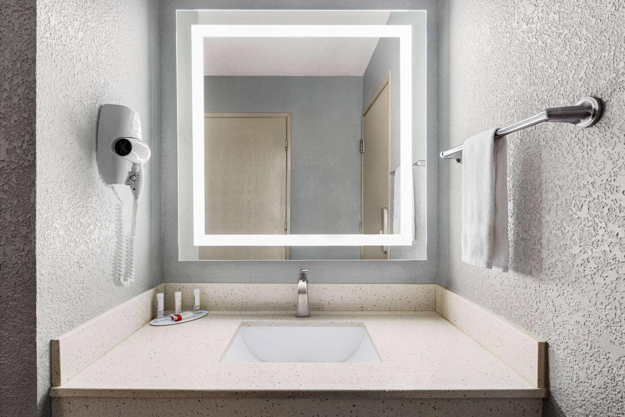 Americinn By Wyndham Williamsburg エクステリア 写真
